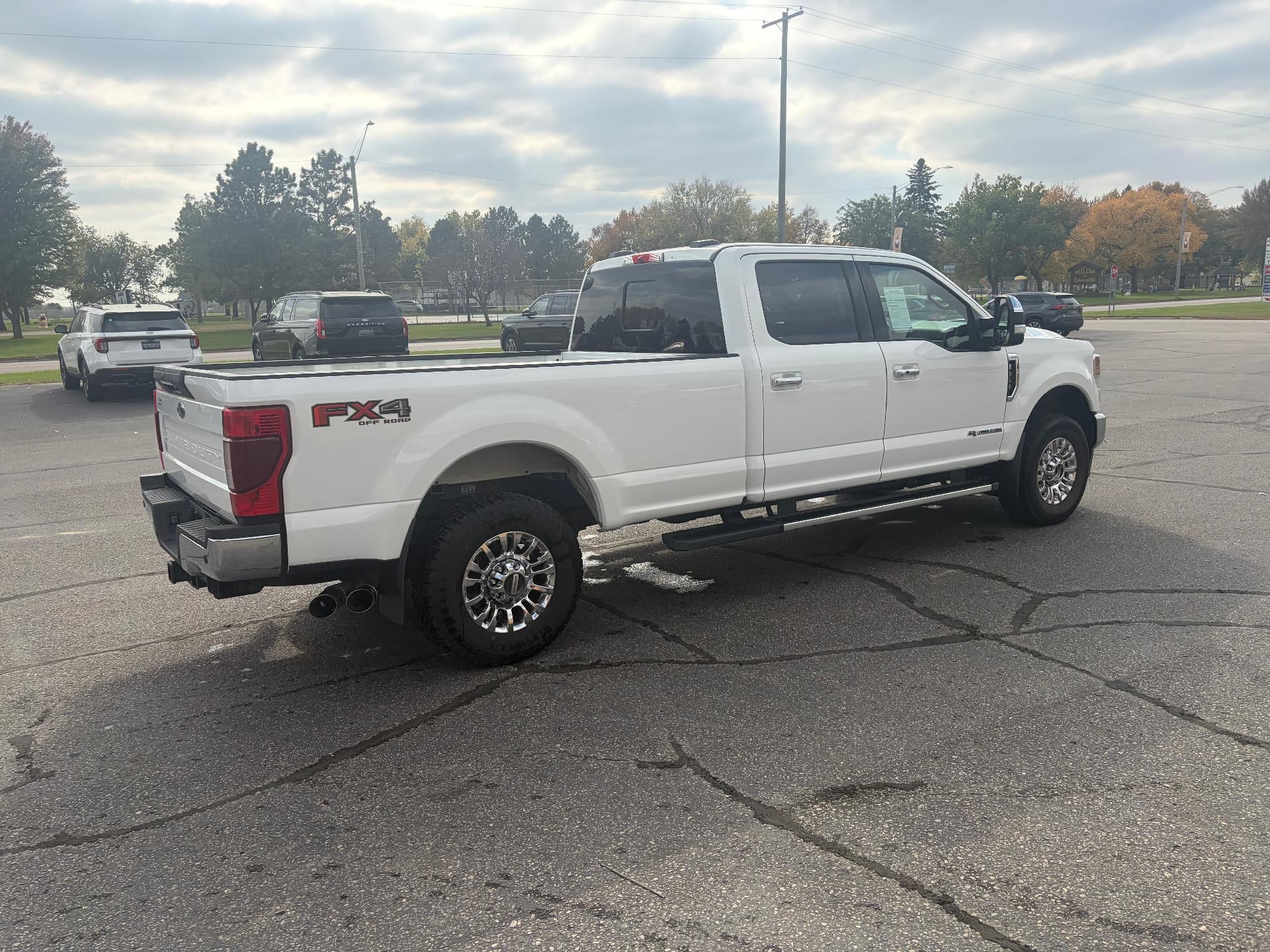 2022 Ford Super Duty F-350 SRW LARIAT 4WD Crew Cab 8' Box
