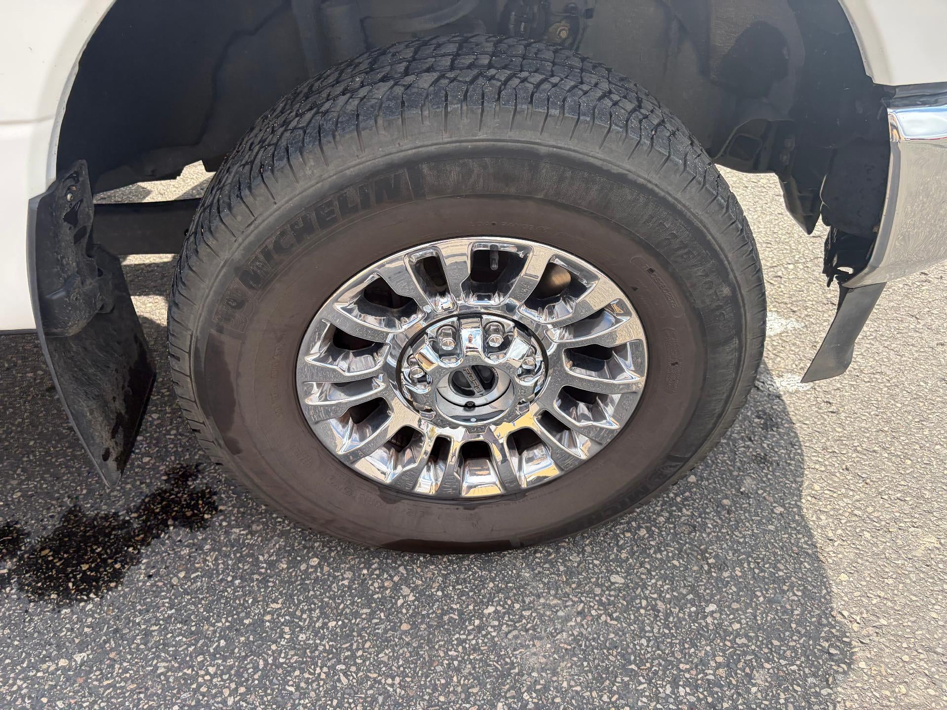 2022 Ford Super Duty F-350 SRW LARIAT 4WD Crew Cab 8' Box
