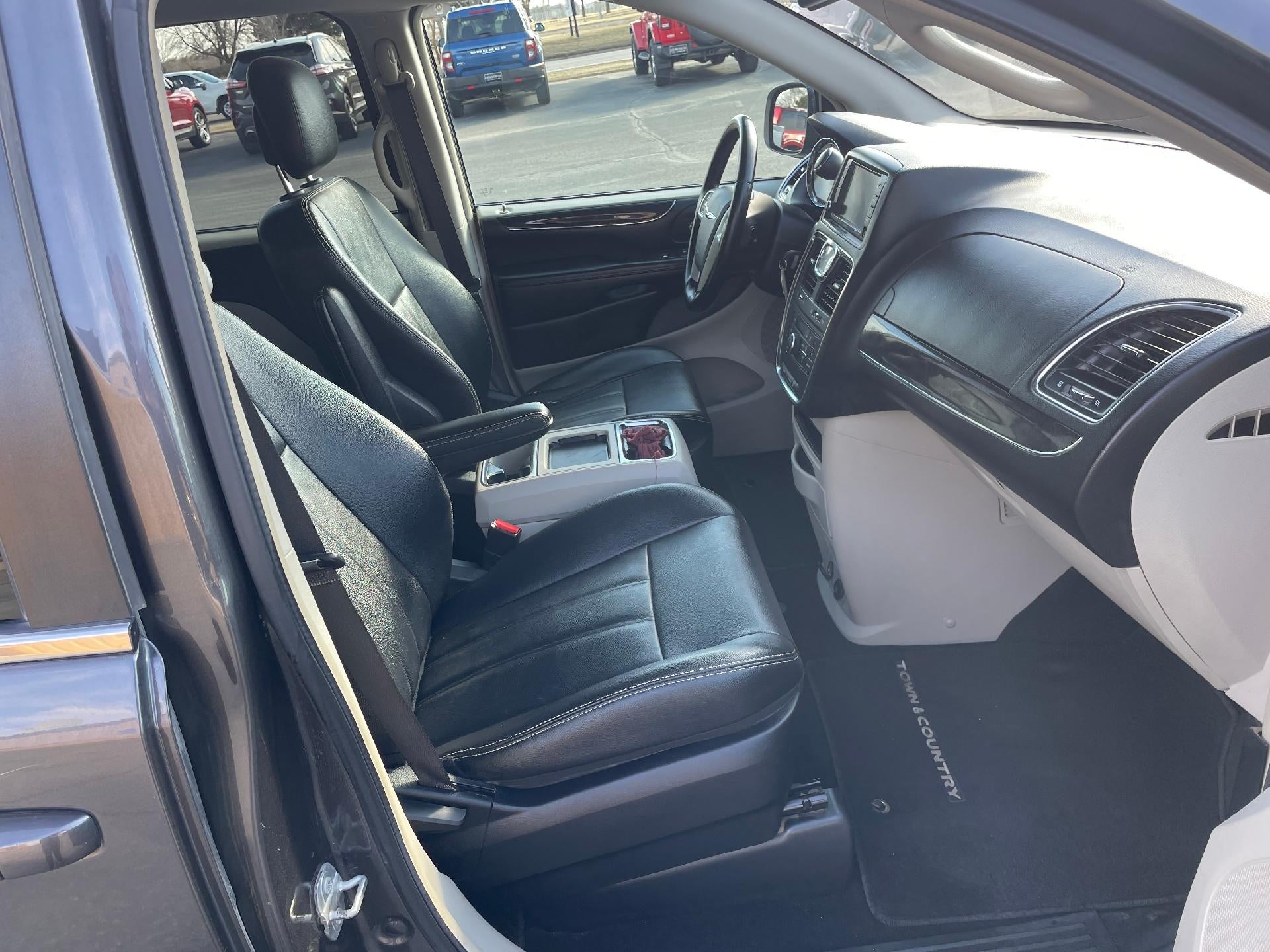 2016 Chrysler Town & Country 4dr Wgn Touring